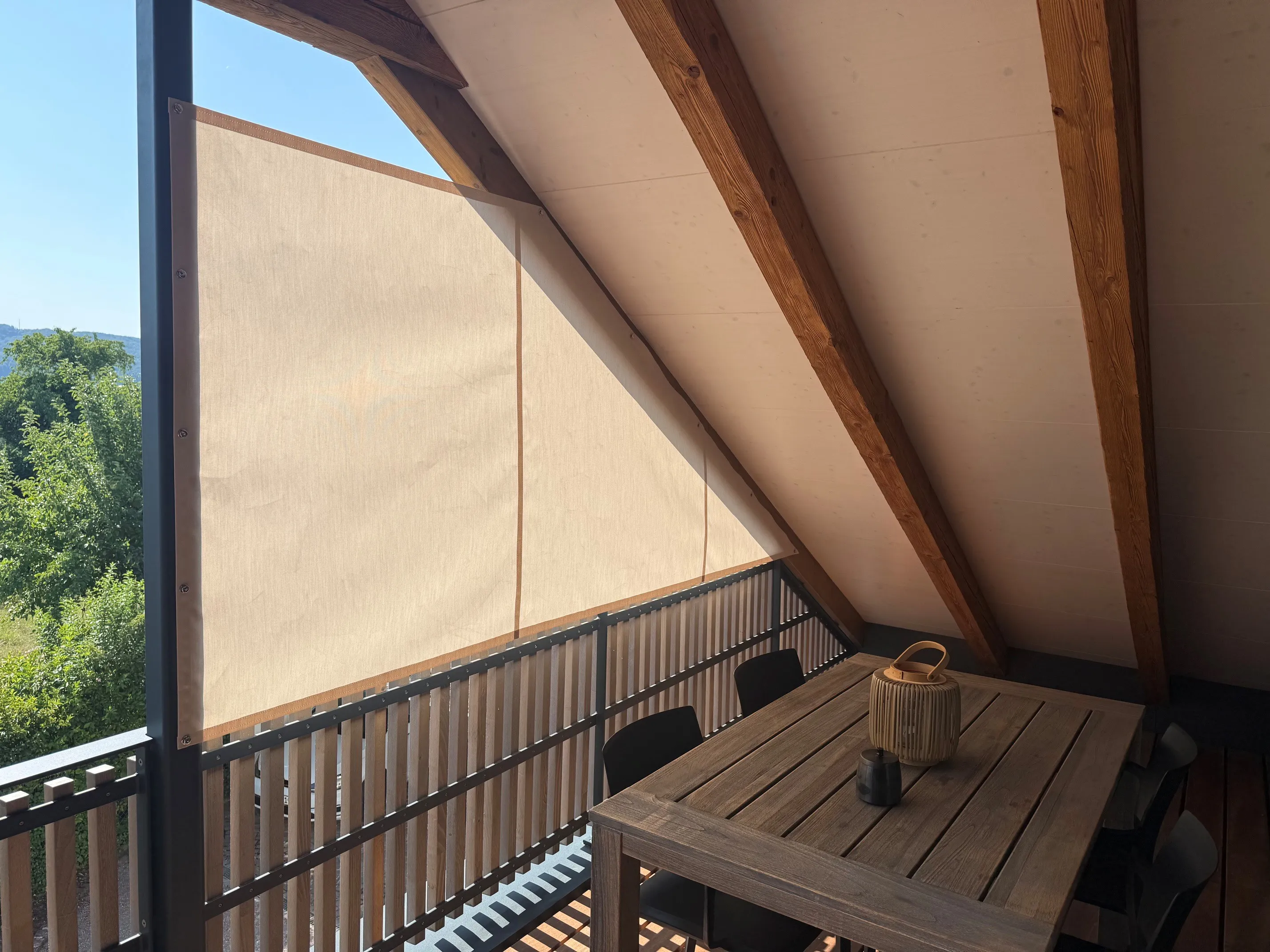 Sonnenschutz mit Druckknöpfen befestigt